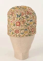 Mehrfarbig bestickte Nachtmütze für Männer, 1610er Jahre